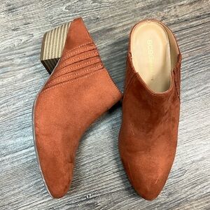 BCBGeneration Lori Rust Faux Suede Slide Heel Shoe Size 5.5